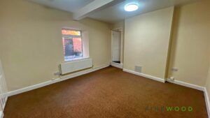 2 BEDROOM Flat - Photo 2