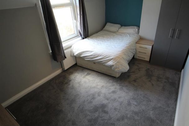 4 Bed - flat 4, 35 Richmond Road, Headingley, Leeds - LS6 1BX - Student - Photo 1