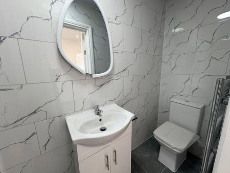 Wellington Lane, Farnham, Surrey, GU9 - Photo 4