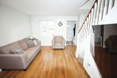 Three-Bedrooms Semi-Detached House - Photo 2