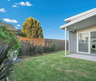 1/15 Yorston Street, Warners Bay NSW 2282 - Townhouse For Rent | Do... - Photo 1