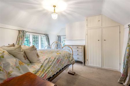 A quintessential cottage in the charming village of Brasted - Photo 3