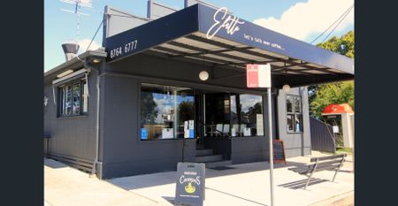 Elegant Family Home With Stunning Panoramic Views - Photo 4