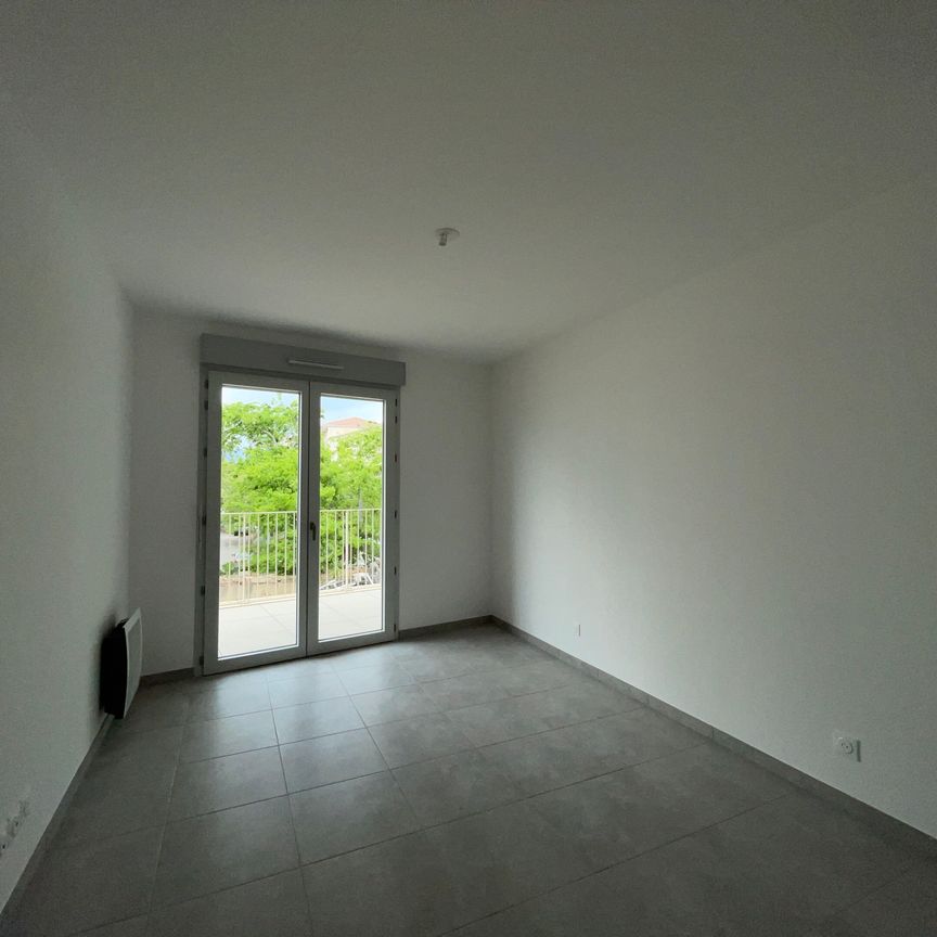 Appartement 3 pièces 64m2 MARSEILLE 9EME 982 euros - Photo 1