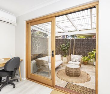 🏡 Elegant Hamptons-Inspired 3-Bedroom Townhouse in Claremont - Photo 5