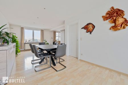 Ruim triplex appartement met 2 slaapkamers en terras. - Photo 2