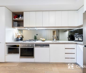 Stylish Light-Filled Apartment in Vibrant Lygon Street - Photo 4