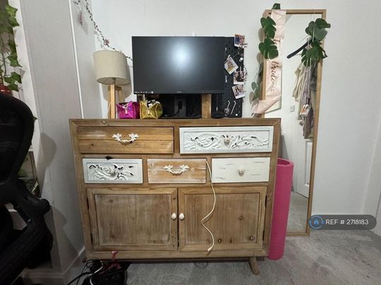 1 bedroom in a flat share to rent - Photo 1