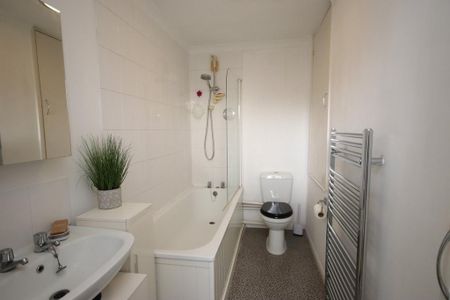 2 bedroom end of terrace house to rent - Photo 2