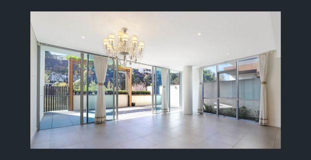 4 BEDROOM PARK FACING SPLIT LEVEL APARTMENT - Photo 1