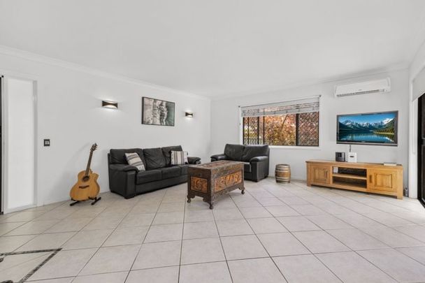 Bright & Airy 3-Bedroom Home – Walk to the Broadwater and Local Amenities - Photo 1