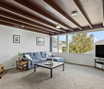 Spacious Family Home in a Prime Location - Photo 3