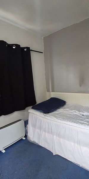 5 Bed Terraced House, Frith Road, E11 - Photo 1