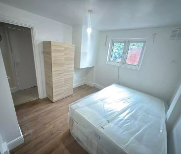 6 Bedroom 2 Bathroom Apartment - Photo 4