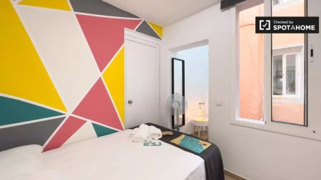 Room in a shared 7-bedroom apartment for rent in el Gotic, suitable for professionals and students. - Photo 4