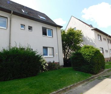 Großzügige 4-R-Erdgeschosswohnung mit gemeinschaftlicher Rasenfläche hinterm Haus! - Photo 1