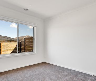 Contemporary 3 Bedroom Home - Photo 6