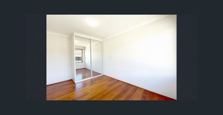 Stylish waterside living in a boutique building - Photo 3