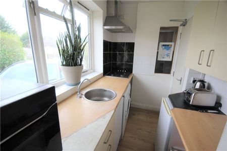 Larchwood Drive, Englefield Green, Egham, Surrey, TW20 0SH - Photo 3