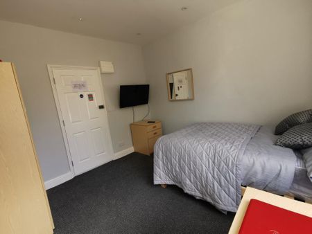 1 bedroom in a house share to rent - Photo 4