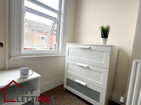 6 Bedroom Mid Terraced House - Photo 4