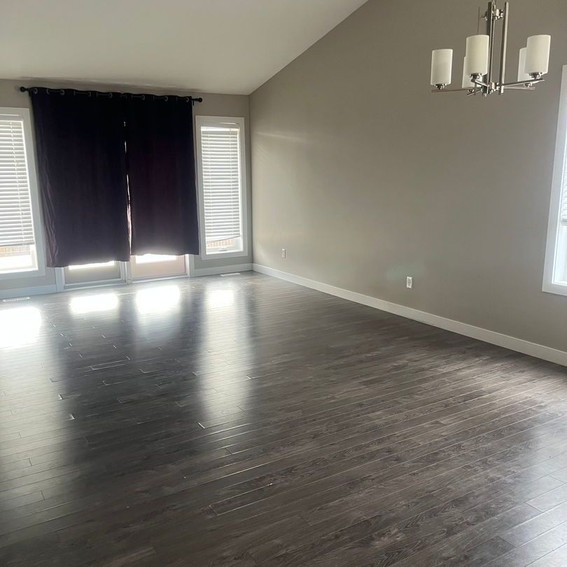 Hampton Village - 4 Bedroom/2 Bathroom Upper Unit - 762 Hargreaves Cres - Photo 1