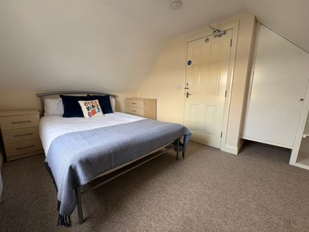 Large Social Space Close to Cribs Causeway - Photo 2