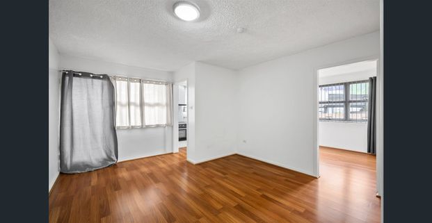 Retro Charmer Right In The Heart Of It All - Photo 1