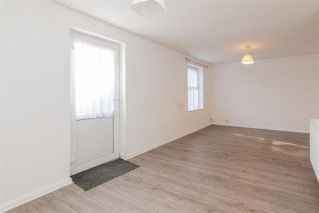 3 bed House - End Terrace To Let - Photo 2
