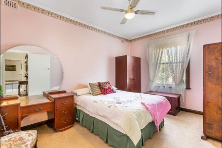 Spacious Family Home Close to West Lakes Shopping - Photo 2