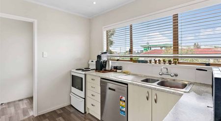 Three bedroom townhouse!! - Photo 2