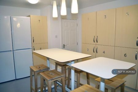 1 bedroom in a house share to rent - Photo 5