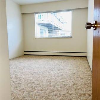 SPACIOUS 1 BDR APT NEAR METROTOWN & TRANSIT WITH HALF SECURITY DEPOSIT - Photo 1