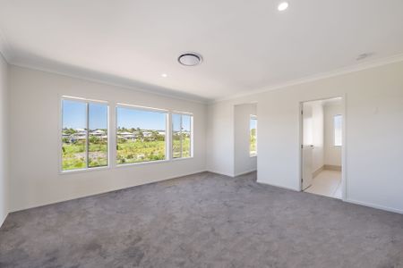 Spacious Family Home With Multiple Living Areas in the Popular Alcove Estate - Photo 4