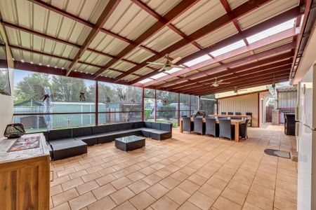 Stylish and Stunning 3 Bedroom home! - Photo 4