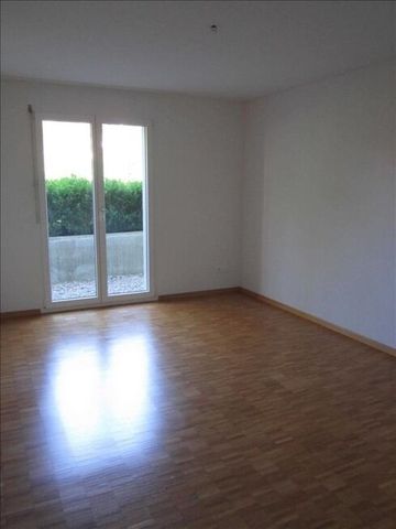 Ground floor apartment surrounded by greenery - Photo 3