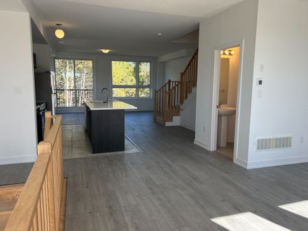 For Lease - 150 Blue Forest Crescent, Barrie, Ontario - Photo 4