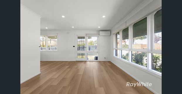 Stylish Single-Level Villa with Spacious Outdoor Areas - Photo 1