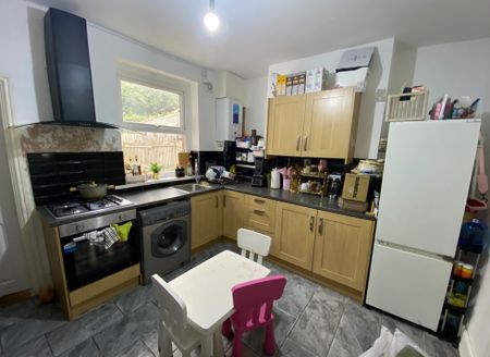 £1,300 PCM, Three Bedroom House with Enclosed Garden in Tynant Street, Grangetown, Cardiff, CF11 6PJ - Photo 3