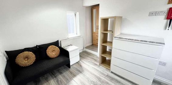 Coventry, CV6 - Photo 3