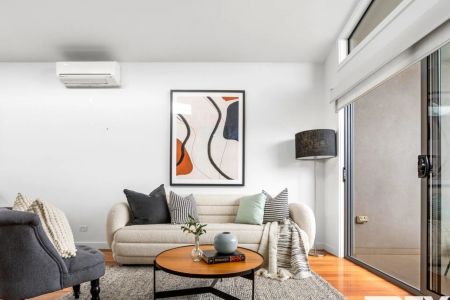 Modern Townhouse Living in a Prime Preston Location - Photo 2