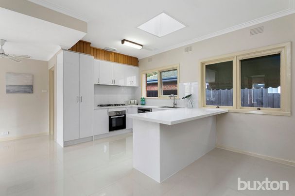 3 Bedrooms, 2 Bathrooms, 2 Living Areas & A Double Garage! - Photo 1