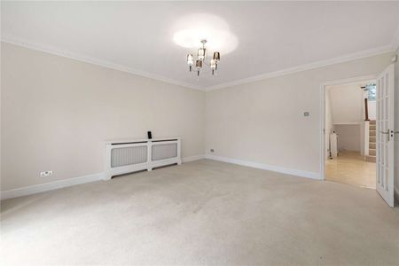A fantastic detached five bedroom family home set in a gated development with off-street parking. - Photo 5