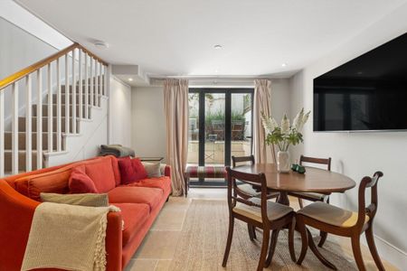 SHORT LET: A charming 3 bed period townhouse with air conditioning on one of Kensington / Notting Hills most sought-after streets. - Photo 4