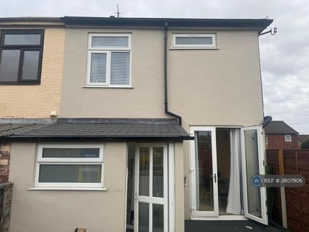 3 bedroom end of terrace house to rent - Photo 4