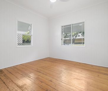Charming Three-Bedroom Cottage in Prime Newtown Location - Photo 6