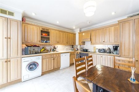 A larger than average one bedroom apartment on the ground floor of a period property with a south facing garden. - Photo 5