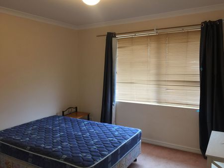 Two storey townhouse in a central location! - Photo 5