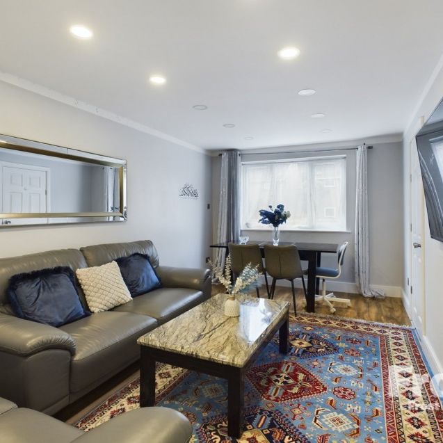 Pickwick Close, Hounslow,TW4 - Photo 1