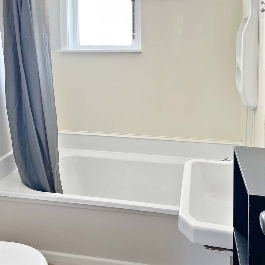 Cosy One-Bedroom Unit in the Heart of Moera - Photo 1